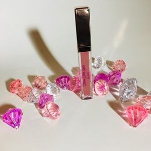 Dimedivalash nude matte lipstick